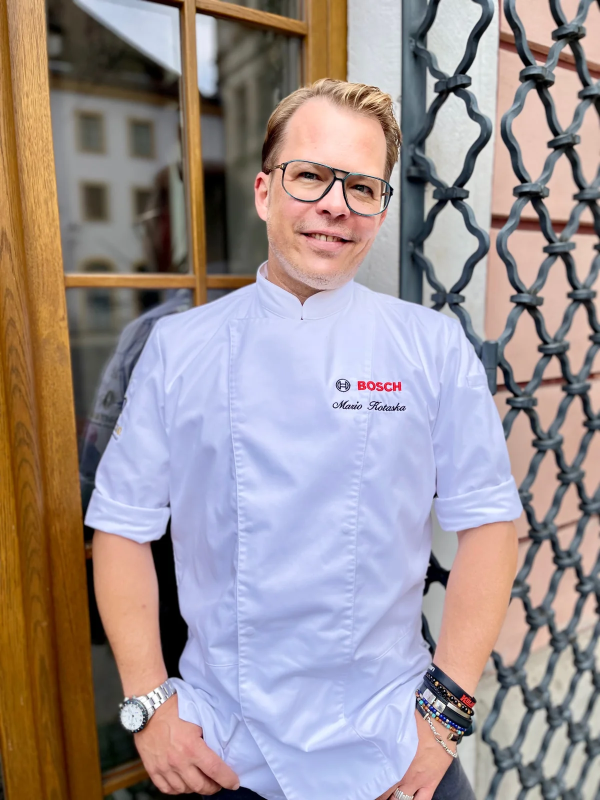 Mario Kotaska in weißer Kochjacke